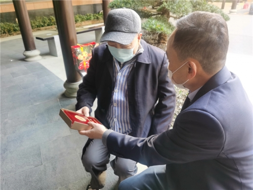 【关怀慰问】新年送祝福  致敬老战士——九游会j9网站集团领导上门慰问老干部